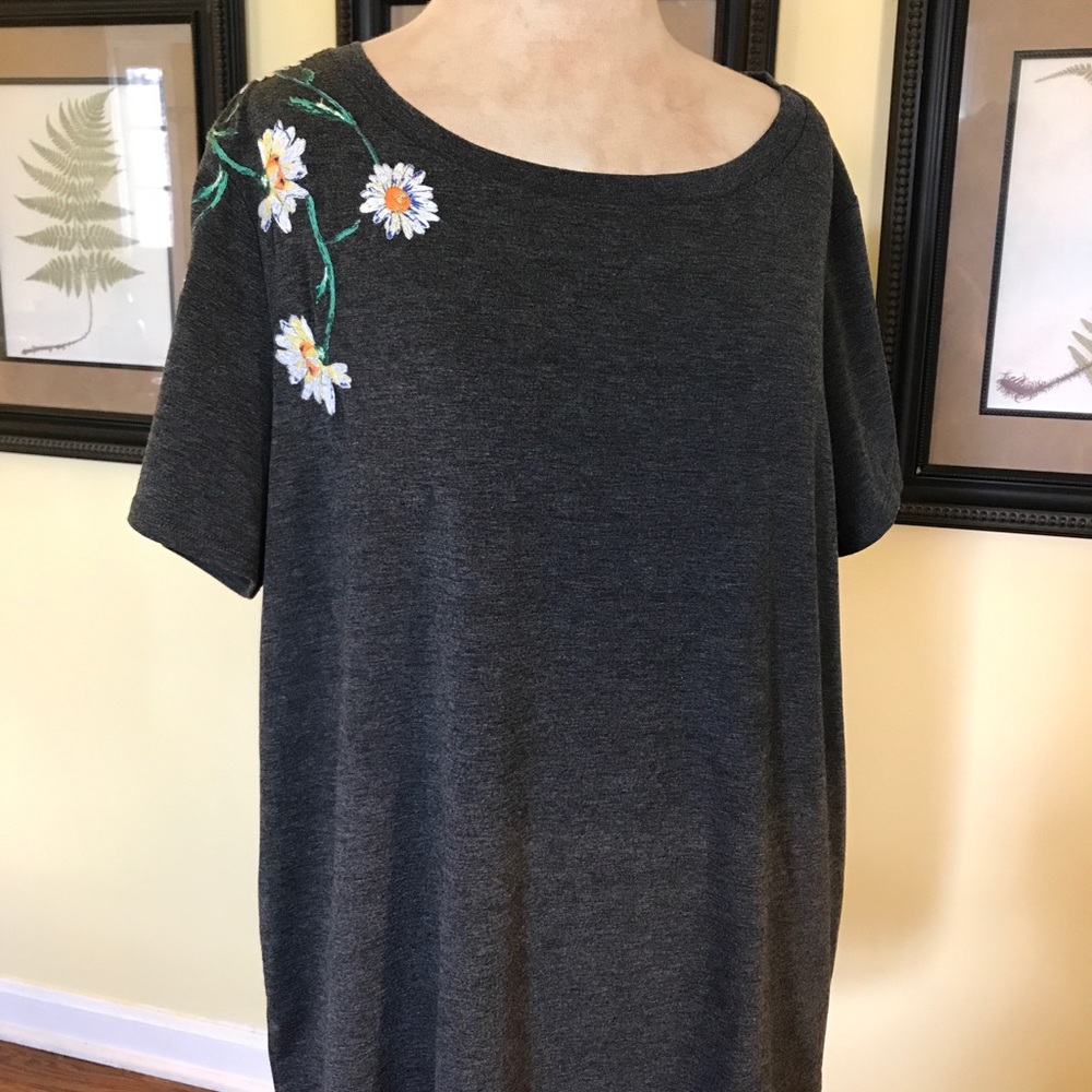 Dark Grey boutique style tee shirt  with daisies